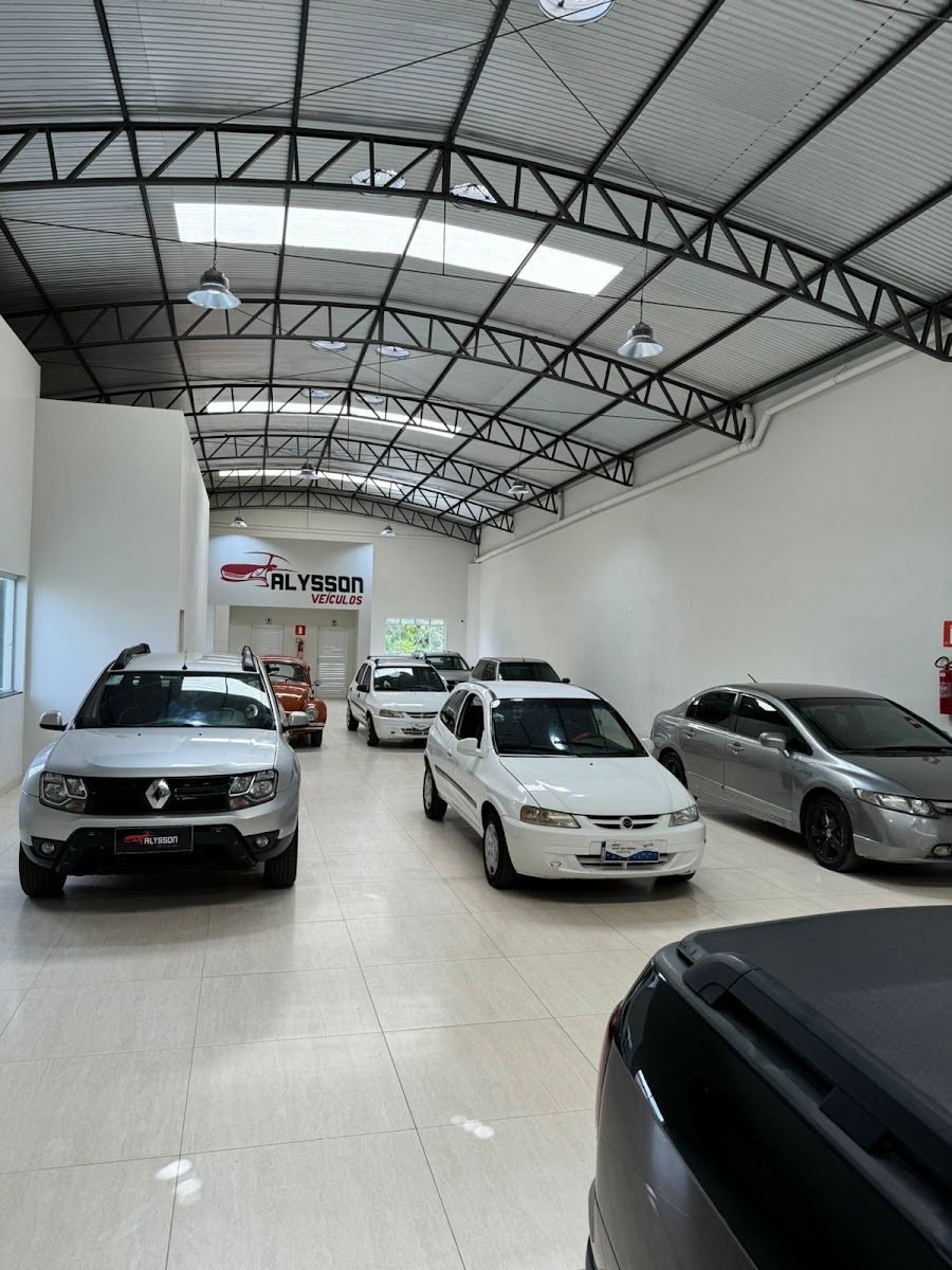 Interior do showroom da Alysson Veículos com veículos expostos